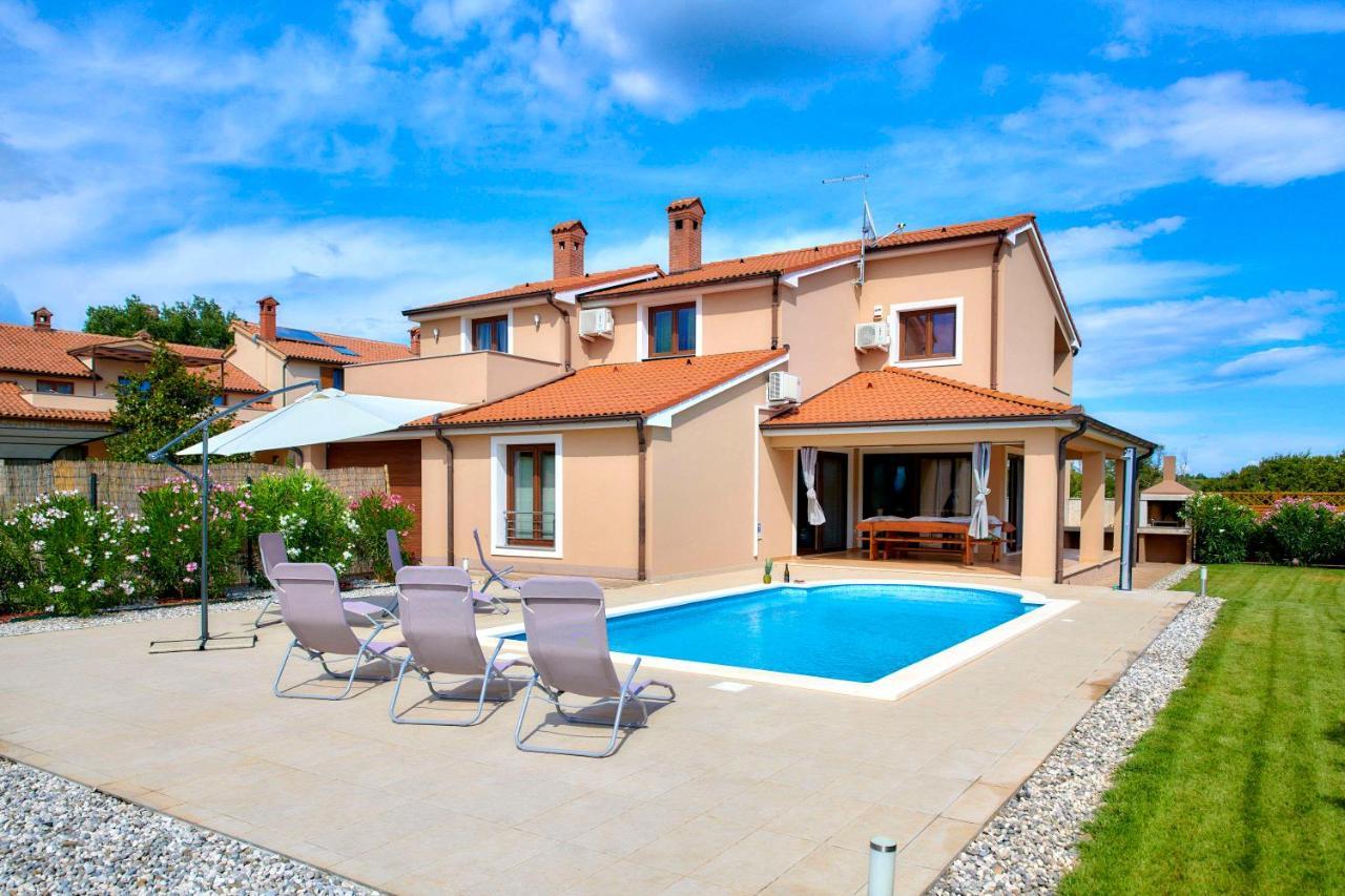 Villa Bartona For 8 Persons With Private Swimmingpool Pula Exterior foto